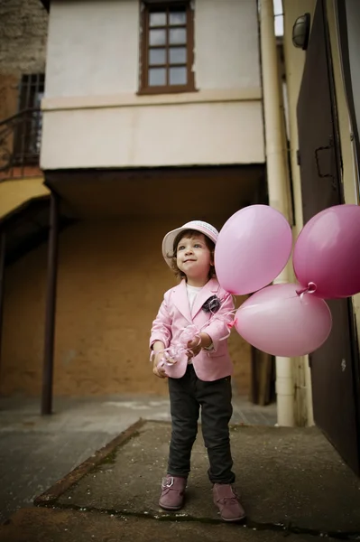 Roztomilá dívka s portrétem růžové bubliny — Stock fotografie