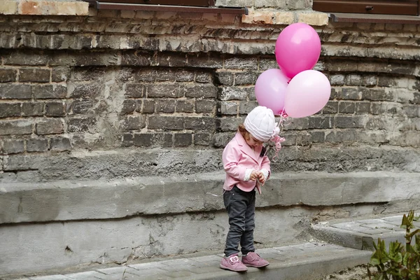 Fille avec des ballons roses portrait urbain — Photo