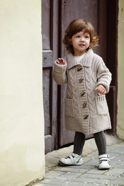 Pequena menina urbana elegante retrato — Fotografia de Stock