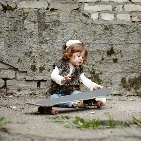 Kleines Hipster-Mädchen mit Skateboard-Porträt — Stockfoto