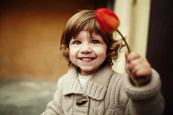 Leuk meisje met bloem portret — Stockfoto