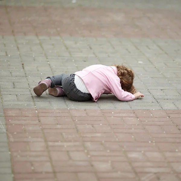 Seul pleurer fille couché sur asphalte — Photo