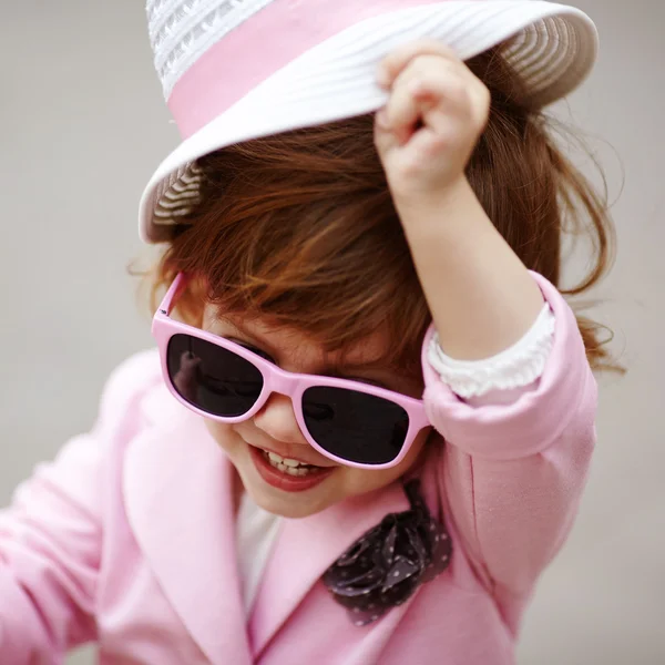Liten flicka med solglasögon porträtt — Stockfoto