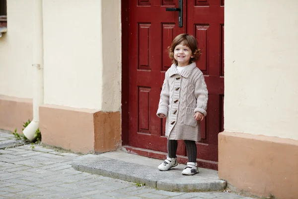 Pequena menina urbana elegante retrato — Fotografia de Stock
