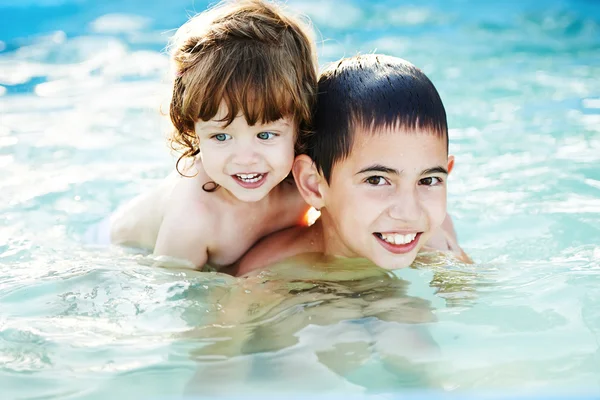 Fratello e sorella bagno fuori in piscina — Foto Stock