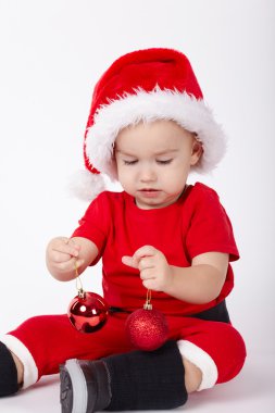 Noel Baba şapkası olan küçük şirin çocuk