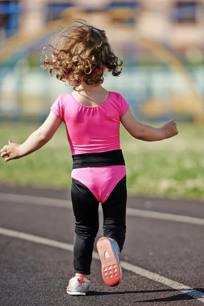 Ittle χαριτωμένο κορίτσι που τρέχει στο στάδιο — Φωτογραφία Αρχείου