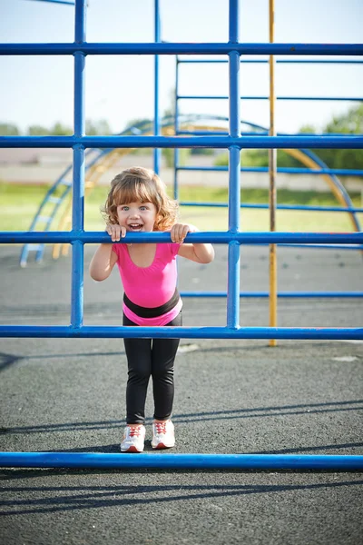 Schattig klein meisje speelt op speelplaats — Stockfoto
