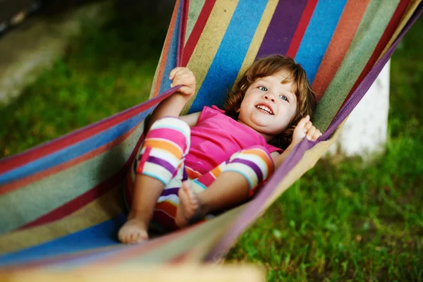 Linda chica descansando acostada en la hamaca — Foto de Stock