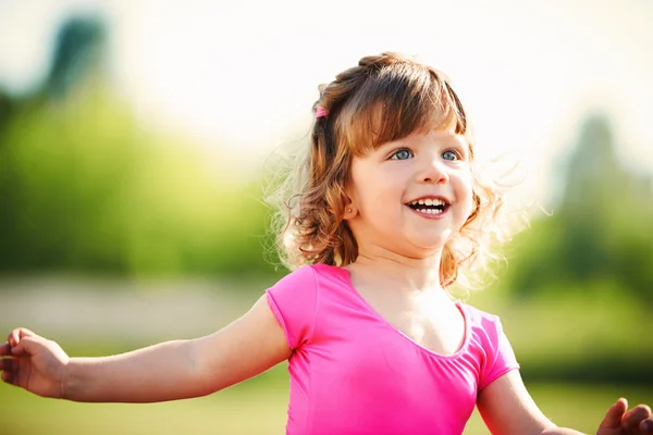 Pequena menina feliz encaracolado correndo retrato — Fotografia de Stock