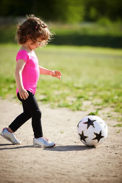 Gadis kecil yang lucu bermain sepak bola — Stok Foto