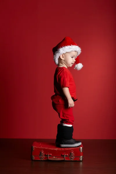 Kleiner Junge mit Weihnachtskoffer — Stockfoto