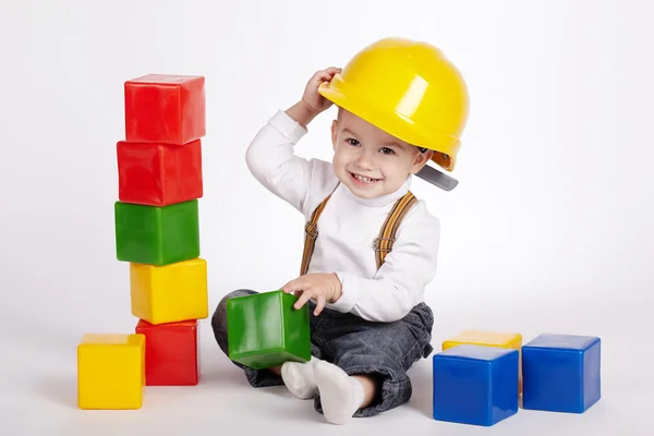 Malý inženýr hraje s kostkami — Stock fotografie