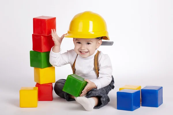 Piccolo ingegnere gioca con i cubi — Foto Stock