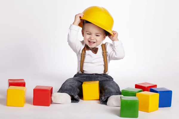 Маленький инженер играет с кубиками — стоковое фото
