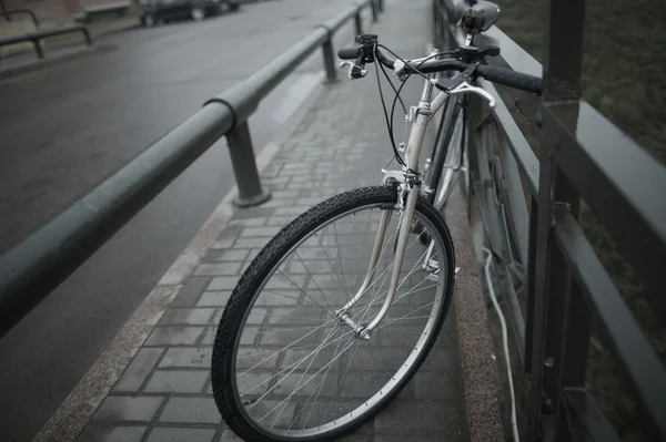 Винтажный велосипед на уличной фотографии — стоковое фото