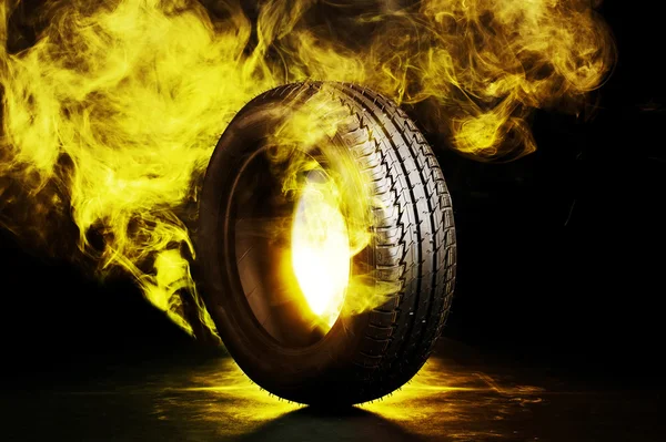 Schwarzer qualmender brennender Reifen — Stockfoto