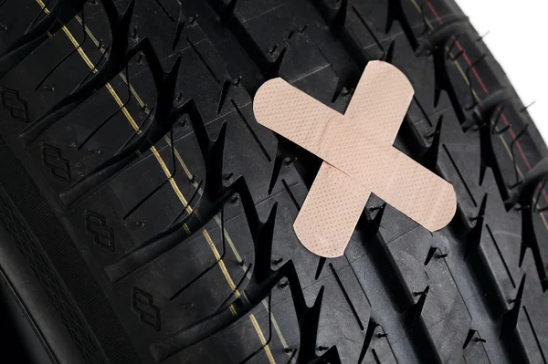 Schwarzer neuer Reifen mit weißem Aufnäher — Stockfoto