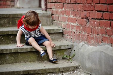 merdiven üzerinde sevimli küçük kız