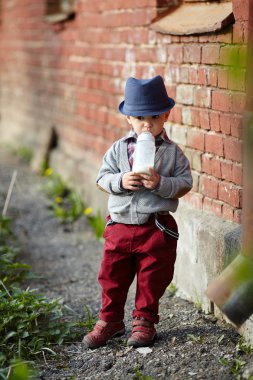 Şişenin ağız içinde olan küçük çocuk