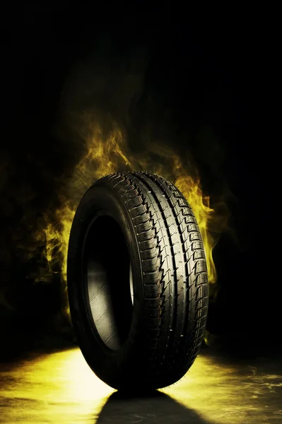 Foto de neumático quemado ahumado negro — Foto de Stock