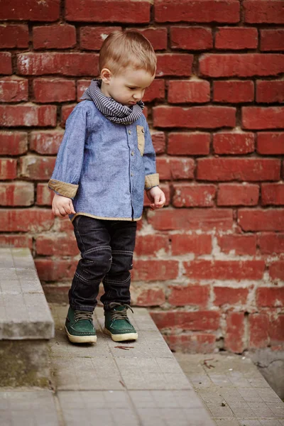 Küçük çocuk, yalnız merdiven üzerinde yürüyor — Stok fotoğraf