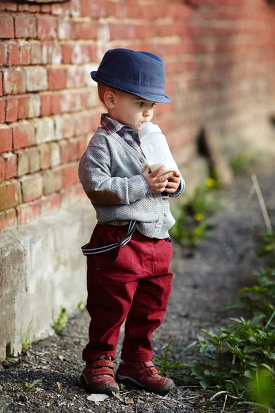 Kleine jongen met fles in mond — Stockfoto