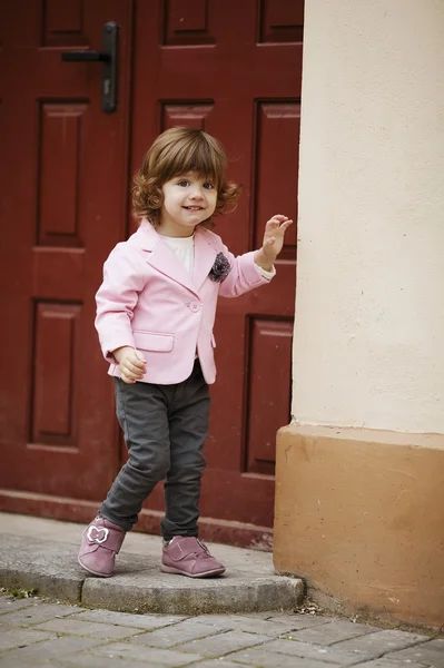 Kleine lockige Hipster Mädchen städtischen Porträt — Stockfoto