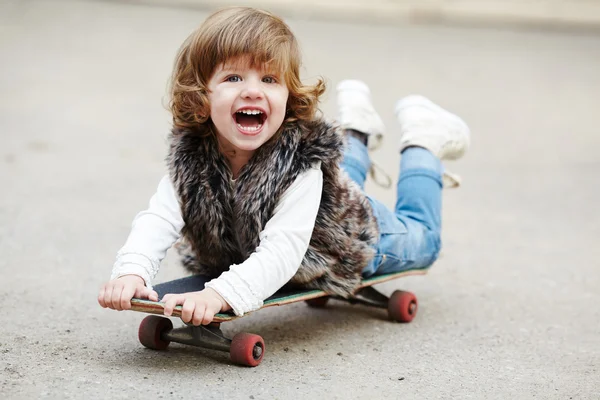 Pequeña chica hipster con retrato de monopatín — Foto de Stock