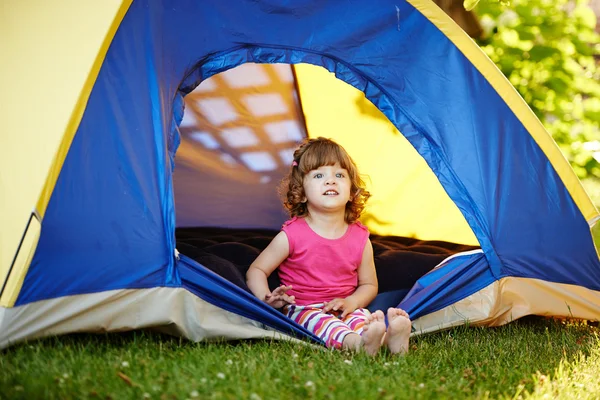 Güzel kızın çadırında oturan — Stok fotoğraf