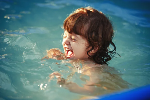 Mädchen schwimmt im Pool — Stockfoto