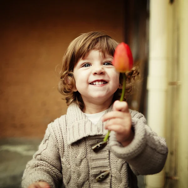 Leuk meisje met bloem portret — Stockfoto