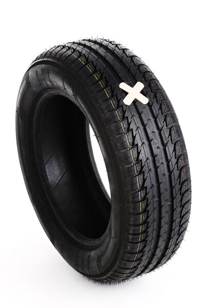 черная новая шина с нашивкой на белом
