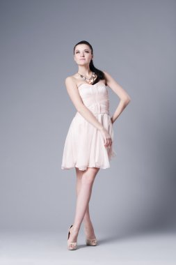 Stüdyo poz içinde güzel kız