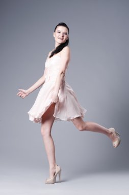 Stüdyo poz içinde güzel kız