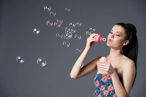 Vacker brunett tjej med bubblor — Stockfoto