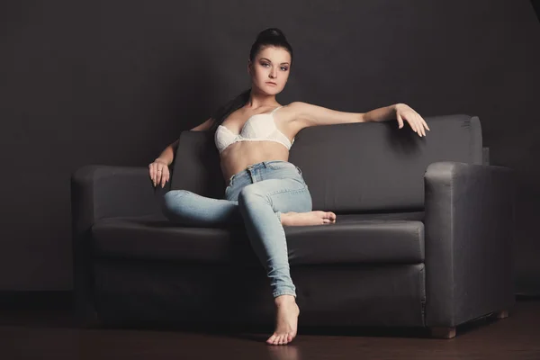 Menina sexy em sutiã e jeans — Fotografia de Stock