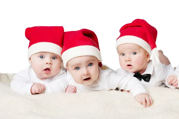 Schattige baby's met santa hoeden — Stockfoto