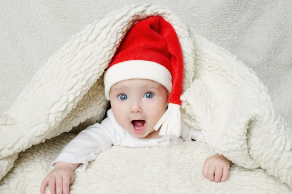 Niedliches Baby mit Weihnachtsmütze — Stockfoto