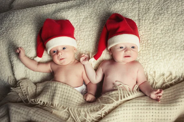 Bambini carini con cappelli di Babbo Natale — Foto Stock