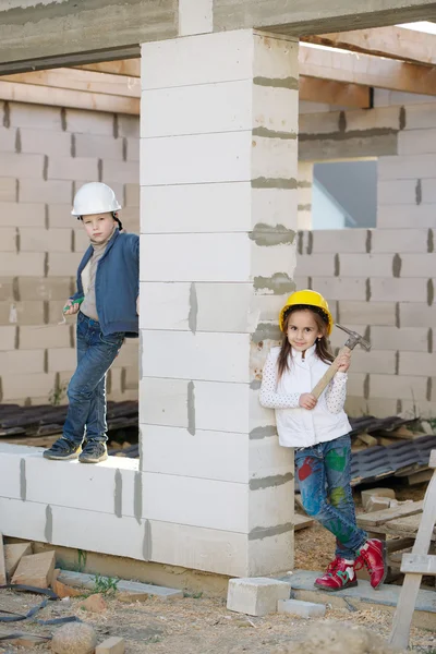 Мальчик и девочка играют на строительной площадке — стоковое фото