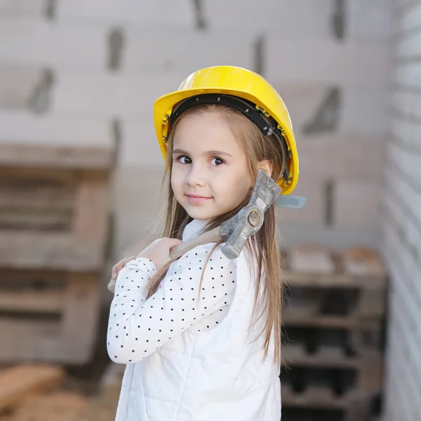 Kleines Mädchen mit Helm bei Bauarbeiten — Stockfoto