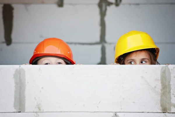 Niño y niña jugando en el sitio de construcción — Foto de Stock