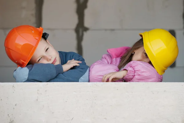 Niño y niña jugando en el sitio de construcción — Foto de Stock