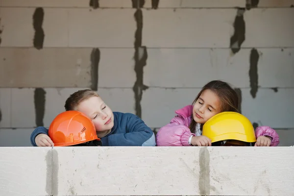 Niño y niña jugando en el sitio de construcción — Foto de Stock