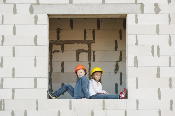 Menino e menina jogando no local de construção — Fotografia de Stock