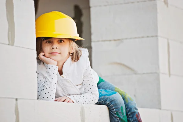 Kask üzerinde inşaat çalışma ile küçük kız — Stok fotoğraf