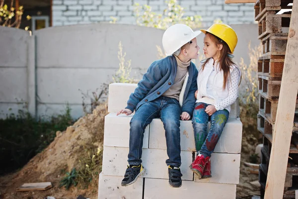 Junge und Mädchen spielen auf Baustelle — Stockfoto