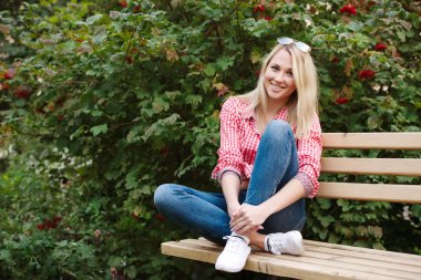 güzel sarışın kız portre sokakta