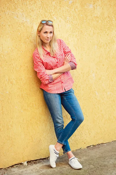 Beautiful blonde girl portrait on the street — Stock Photo, Image